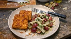 Knusprige Tofuschnitzel auf Trauben-Fenchel-Salat – leicht, frisch und fein