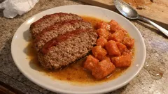 Klassischer Hackbraten aus dem Ofen – saftig mit Rüebli und Bouillon