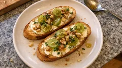 Stachelbeeren-Baguette mit Ziegenkäse: schnell aus dem Ofen und überraschend fein