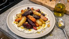 Buntes Ofengemüse auf Frischkäse-Crème – mit Zitrone-Honig-Dressing