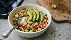 Scharfer Couscoussalat mit Avocado – schnell gemacht und herrlich würzig