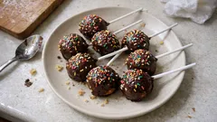 Cake Pops aus Pandoro: die einfache Idee für übrig gebliebenen Festtagskuchen