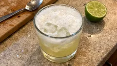Suure Enzian: Herber Cocktail mit Gin, Suze und feiner Schaumkrone