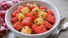 Melonenwürfel im Vanille-Ingwer-Sud – erfrischendes Sommerdessert in 10 Minuten