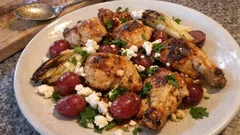 Maispoularde aus dem Ofen mit Trauben und Chicoree – fein, einfach und besonders