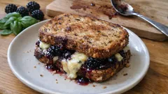 Warmes Berry & Blue Sandwich – knusprig, würzig und mit Brombeer-Konfi