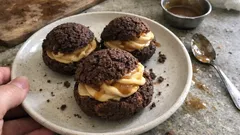 Choux craquelés mit Salzcaramel – knusprig, luftig und herrlich cremig