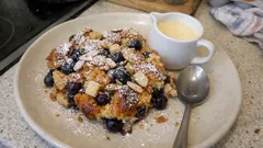 Gipfeli vom Vortag? Dieser Heidelbeer-Gipfeliauflauf mit Vanillesauce wird wunderbar saftig