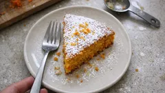 Torta di carote: saftiger Karottenkuchen mit Mandeln und Orange