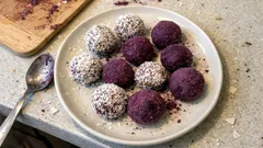 Açai-Energiekugeln ohne Backen: mit Datteln, Cashews und Kokos – perfekt fürs Meal Prep