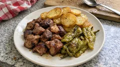 Schweinefleisch mit Kartoffeln und Peperoni aus der Pfanne – herzhaft und einfach