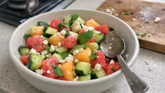 Melonen-Gurken-Salat mit Feta: so frisch und einfach schmeckt der Sommer