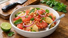 Asiatischer Pomelo-Grapefruit-Salat mit Limetten-Dressing und Erdnüssen