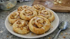 Saftige Apfelschnecken aus Hefeteig – mit Zimt, Mandeln und feiner Zitronenglasur