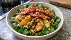 Herbstsalat mit Nüsslisalat: warmes Speck-Apfel-Topping und Apfel-Senf-Sauce