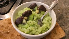 Kiwisorbet mit Schokolade-Kiwi-Scheiben – ein leichtes Dessert für warme Tage