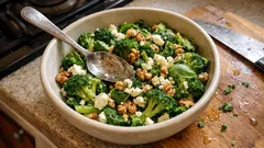 Broccolisalat mit Feta und Baumnüssen – einfach, fein und lauwarm besonders gut