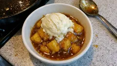 Flambierte Ananas mit Vanilleglace – einfach gemacht und schön fürs Dessert