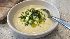 Vichyssoise wie im Bistro – cremige Kartoffel-Lauch-Suppe, kalt serviert