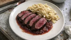 So gelingt Rehrücken im Ofen saftig – mit Dörrbirnensauce und Schwarzwurzeln