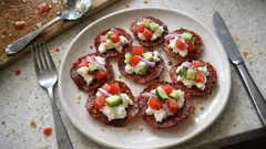 Salami-Chips aus dem Ofen: knuspriger Apéro mit Ricotta und Gemüse