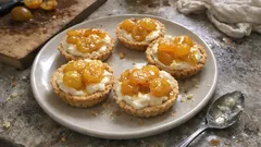 Mirabellen-Honig-Törtchen: ein feines Spätsommer-Dessert, das sich gut vorbereiten lässt