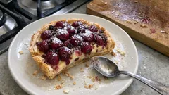 Chriesi-Schaum-Wähe mit Amaretti – so bleibt der Boden schön knusprig