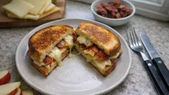 Raclette-Speck-Apfel-Sandwich: knusprig gebraten und in wenigen Minuten auf dem Tisch
