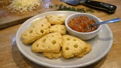 Emmentaler-Sablés mit Aprikosen-Chutney – feine Apéro-Guetzli zum Vorbereiten