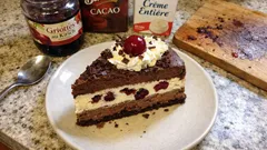 Schwarzwälder Glacetorte mit Kirsch und Sauerkirschen – lässt sich perfekt vorbereiten