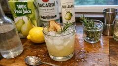 Wilder Willi: fruchtig-herber Cocktail mit Williams, Rum und Zitrone