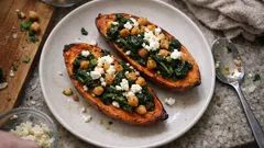 Gefüllte Süsskartoffeln mit Spinat, Kichererbsen und Feta – einfach aus dem Ofen