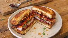 Boxing Day Sandwich: warmes Brioche mit Speck, Truten-Pastrami und Cranberry-Konfi