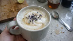 London Fog Latte zuhause: Earl Grey mit Vanille-Schaum und einem Hauch Lavendel