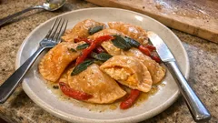 Süsskartoffel-Mezzelune mit Peperoni und Salbei – fein, cremig und hausgemacht