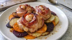 Poulet-Speck-Rosen auf Ofengemüse – saftig, knusprig und fast ohne Abwasch