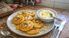 Knusprige Polentataler mit Zitronendip – einfach aus dem Ofen