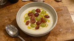 Ajo Blanco mit Verjus: kalte Mandelsuppe für warme Tage