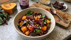 Warmer Kürbissalat mit Preiselbeer-Dressing und Wildtrockenfleisch