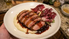 Entenbrust mit knuspriger Haut auf Selleriepüree – Portweinsauce & Radicchio