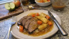 Thurgauer Mostbraten: zart geschmort mit Süssmost und Äpfeln