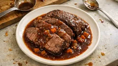 Rindsschmorbraten aus der Schulter – butterzart mit kräftiger Rotwein-Sauce