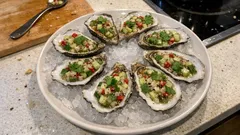 Gin-Austern zum Apéro: würzige Vinaigrette mit Gurke, Chili und Koriander