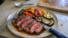 Rindshohrückensteak mit Grillgemüse – einfach grilliert und herrlich saftig