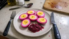 Rosa Eier mit Randen: einfacher Apéro-Hit zum Vorbereiten