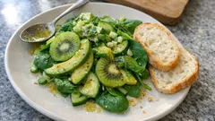 Kiwi-Salat mit Avocado und Spinat – frisch, leicht und schnell gemacht