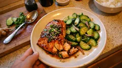 Teriyaki-Lachs aus dem Ofen – saftig, schnell und mit frischem Gurkensalat