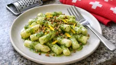 Weisser Spargelsalat mit Löwenzahn-Zitrusdressing – frisch, leicht und knusprig