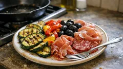 Insalata di Antipasti: mediterraner Salat mit Tessiner Aufschnitt und gebratenem Gemüse