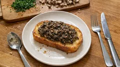 Pilz-Duxelle auf Brioche: ein feiner Apéro, der sich gut vorbereiten laesst